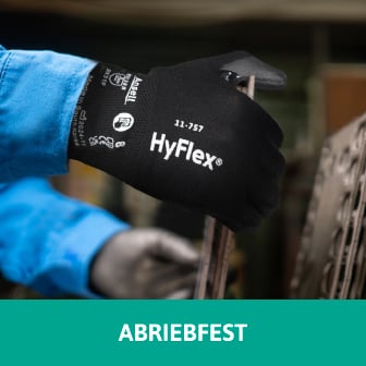 Das Bild zeigt eine Hand, die einen HyFlex-Handschuh trägt, während sie ein Werkzeug hält. Der Text "ABRIEBFEST" weist darauf hin, dass der Handschuh widerstandsfähig gegen Abrieb ist, was ihn ideal für anspruchsvolle Arbeitsumgebungen macht, in denen eine gute Griffigkeit und Schutz erforderlich sind. Bei Klick auf das Bild werden Abriebfeste Handschuhe der Marke Ansell aufgerufen.