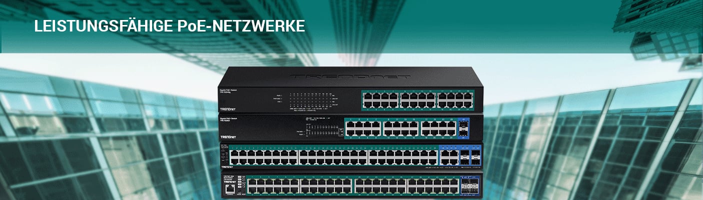 Vor der Kulisse eines modernen Glasgebäudes sind vier Netzwerk-Switches übereinander gestapelt.