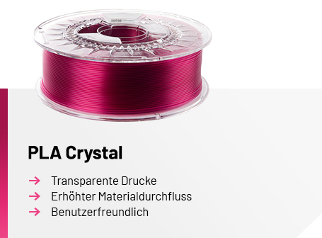 Eine transparente Spule mit magentarotem Filament über einer Infografik, die den Schriftzug „PLA Crystal“ sowie die Eigenschaften transparente Drucke, erhöhter Materialdurchfluss und benutzerfreundlich auflistet.