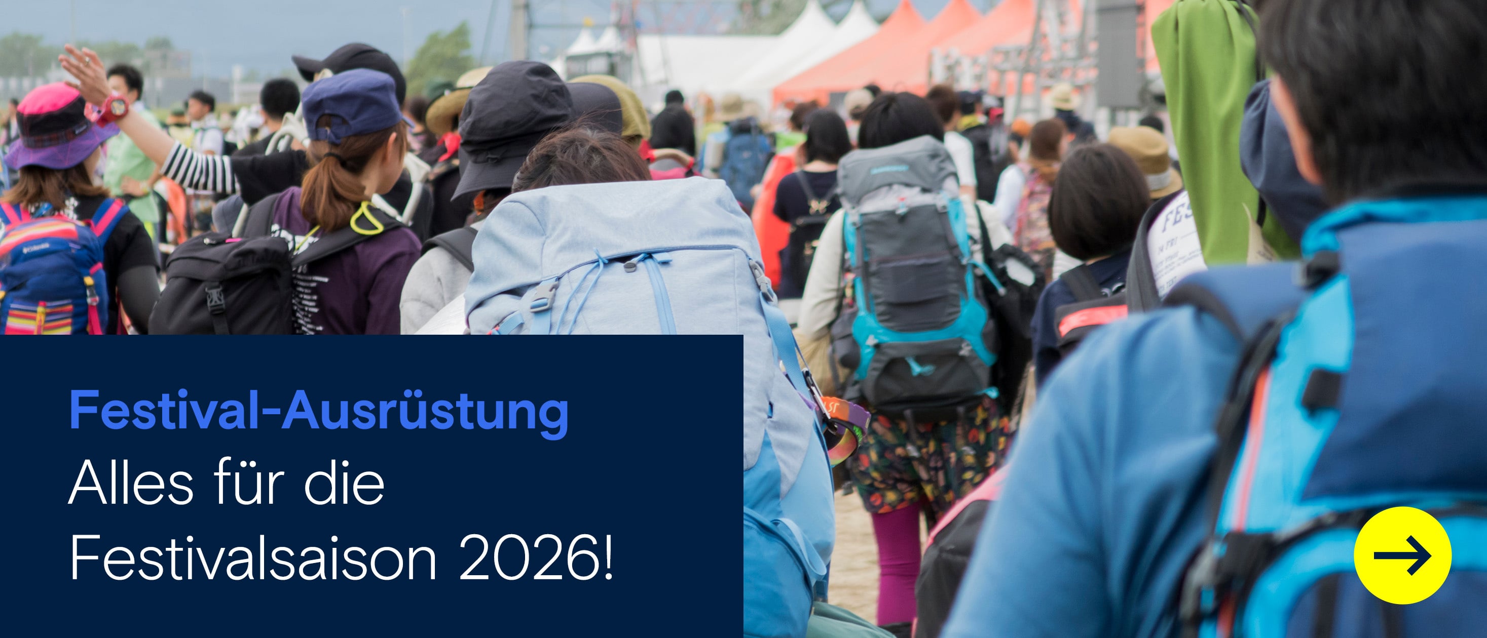 Festivalbesucher mit großen Rucksäcken auf einem Festivalgelände mit dem Schriftzug ‚Festival-Ausrüstung – Alles für die Festivalsaison 2026‘.