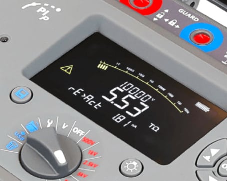 Ein digitaler Multimeter zeigt die Messwerte auf einem LCD-Bildschirm an.