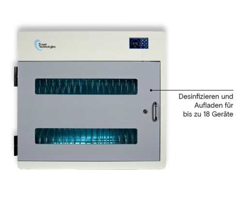 Vorderansicht eines geschlossenen, hellgrauen Desinfektions- und Ladeschranks von Power Technologies mit zwei Sichtfenstern, die blau leuchtende Steckplätze für bis zu 18 Geräte zeigen.