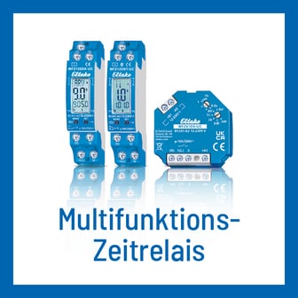 Eine Produktgrafik vor weißem Hintergrund mit blauem Rahmen, die drei blaue Eltako-Multifunktions-Zeitrelais (zwei Hutschienen-Geräte mit Display und ein Unterputz-Gerät) mit Spiegelung zeigt, darunter steht in blauer Schrift die Bezeichnung „Multifunktions-Zeitrelais“.