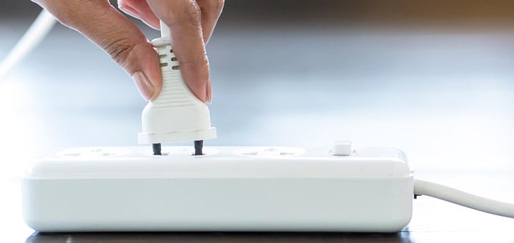 Luftaufnahme eines Waldes mit einer stilisierten Batterieform aus Bäumen.