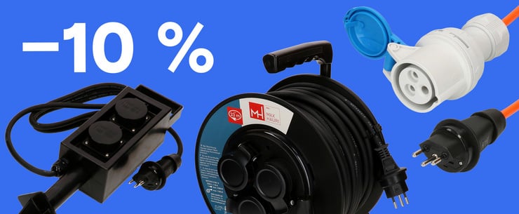 Werbegrafik mit 10 % Rabatt auf Max Hauri Stromzubehör, dargestellt mit Kabelrolle, Mehrfachsteckdose, Stecker und CEE-Kupplung auf blauem Hintergrund.