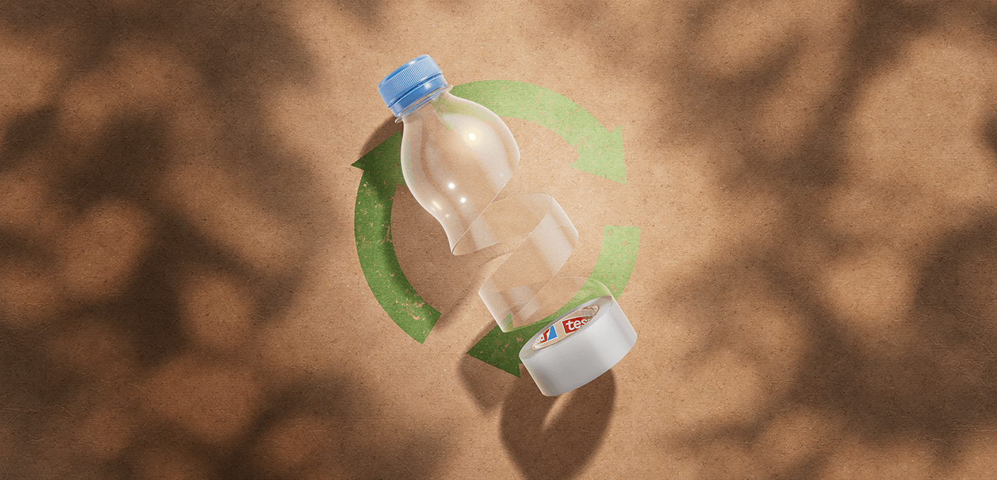 tesafilm Rolle aus zerlegter Plastikflasche auf Recycling-Pfeil symbolisiert Produkt-Nachhaltigkeit.