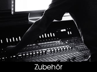 Eine stimmungsvolle Schwarz-Weiß-Aufnahme einer Person, die im Studio am Mischpult arbeitet und den Arm ausstreckt, um Regler zu bedienen.