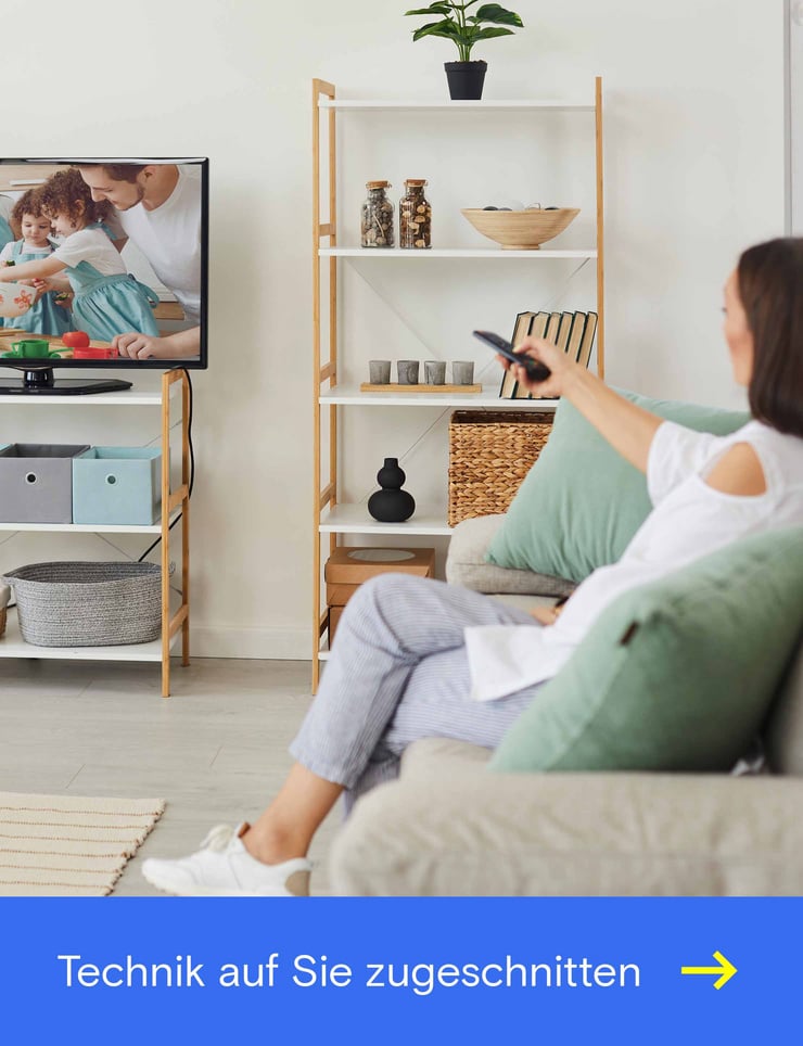 Werbegrafik mit einer Person, die im Wohnzimmer fernsieht, und dem Text ‚Technik auf Sie zugeschnitten‘ für individuelle Lösungen rund um Home Entertainment und Unterhaltungselektronik.