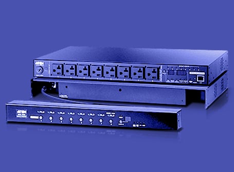 Eine monochrome, blau eingefärbte Studioaufnahme von zwei ATEN-Stromverteilereinheiten (PDU) für den Rack-Einbau, die übereinander platziert sind und verschiedene Anschlüsse sowie LED-Statusanzeigen auf den Frontblenden zeigen.