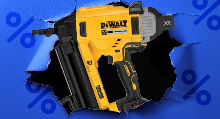 Ein gelber DEWALT XR Akku-Nagler ist vor aufgerissenem blauem Hintergrund prominent dargestellt.