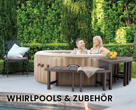 Das Bild zeigt zwei fröhliche Menschen, die in einem aufblasbaren Whirlpool im Garten sitzen und eine schöne Zeit miteinander verbringen. Der Whirlpool ist umgeben von grünen Bäumen und Büsche, was eine entspannte und naturnahe Atmosphäre schafft. Vor dem Whirlpool stehen ein kleiner Tisch mit Lemons und eine Decke, daneben ein Sitzmöbel. Unten im Bild steht der Text "WHIRLPOOLS & ZUBEHÖR".  Bei Klick auf das Bild werden Produkte der Marke Intex aus dem Bereich Whirlpools und Zubehör aufgerufen.