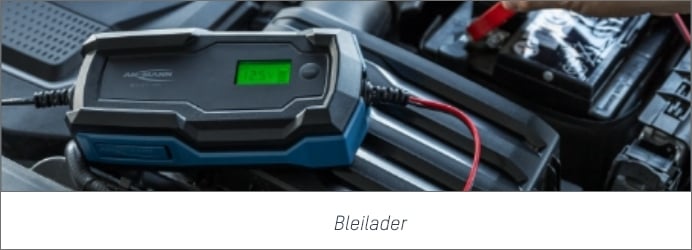 Das Bild zeigt ein Ladegerät für Bleiakkus, dass eine Autobatterie lädt. Bei Klick auf das Bild werden Ansmann Bleilader aufgerufen.