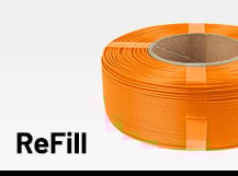 Ein bündelweise mit Klebestreifen fixierter Wickel aus orangefarbenem Filament ohne Kunststoffspule neben dem fettgedruckten Schriftzug „ReFill“.