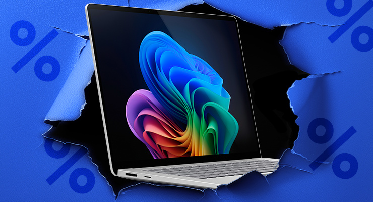 Ein geöffneter Laptop mit farbenfrohem Display tritt hinter einem aufgerissenen blauen Hintergrund hervor.