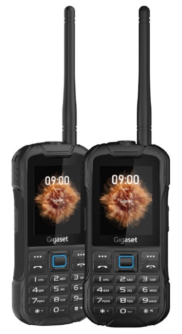 Zwei robuste, schwarze Gigaset Outdoor-Handys GLX 8 Active mit langen Antennen und Tastatur stehen nebeneinander vor einem weißen Hintergrund.