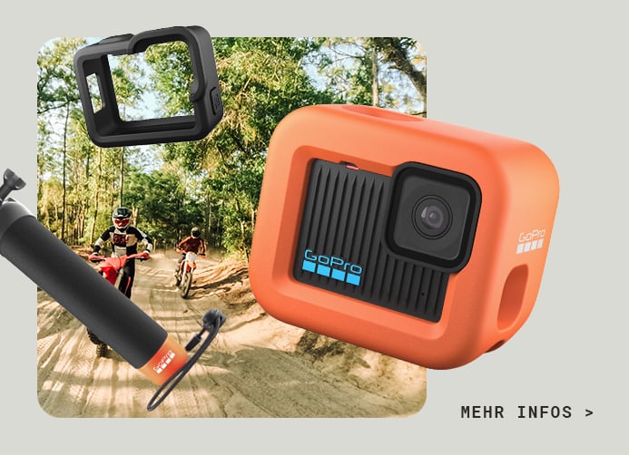 Produktbild von GoPro Zubehör, inklusive eines orangefarbenen Schutzgehäuses und eines schwarzen Rahmens, vor einem Hintergrund mit einer Action-Szene von Personen auf Motorrädern. 