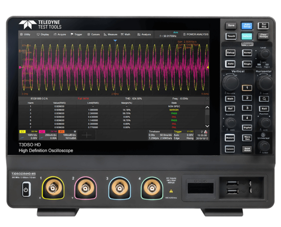 Ein Teledyne T3DSO HD High Definition Oszilloskop zeigt eine detaillierte Wellenformanalyse und Messdaten an.