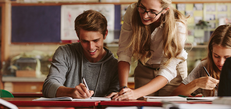 Eine Aufnahme von einer Lehrerin, die Ihrem Schüler etwas erklärt