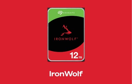  Ein roter Kasten zeigt eine interne Festplatte mit einem grünen, schwarzen und roten Aufkleber, der das IronWolf-Logo und den Schriftzug "IronWolf" trägt, darunter steht in weißer Schrift "IronWolf".