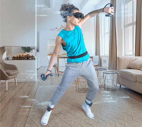 Junge Frau spielt aktiv mit einem VR-Headset und Controllern in einem modernen Wohnzimmer.
