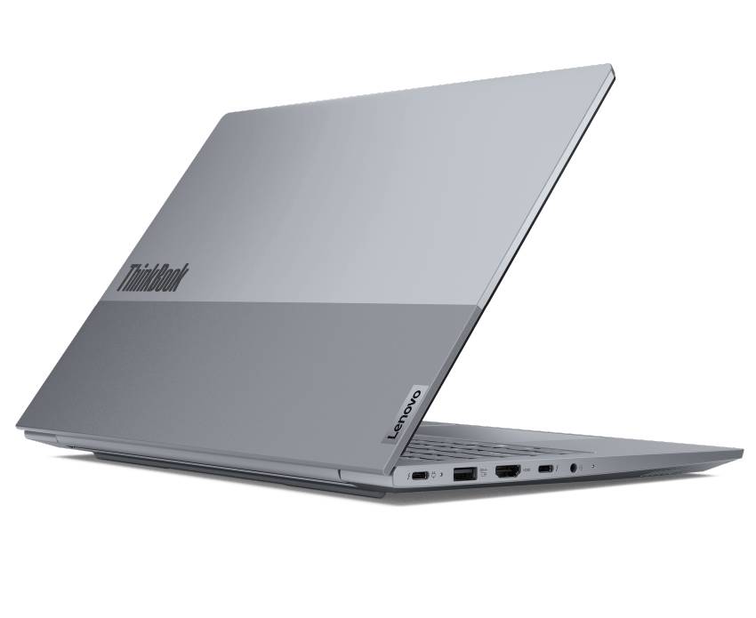 Rückansicht eines silbergrauen Lenovo ThinkBook Laptops in geöffnetem Zustand, die das zweifarbige Deckeldesign mit dem ThinkBook-Logo sowie verschiedene seitliche Anschlüsse wie USB-C und HDMI zeigt.