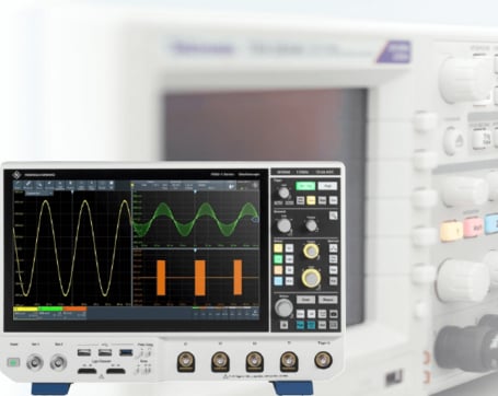 Ein Oszilloskop, das digitale und analoge Signale auf seinem Bildschirm anzeigt, mit einem unscharfen Hintergrund, der ein weiteres Laborgerät zeigt.