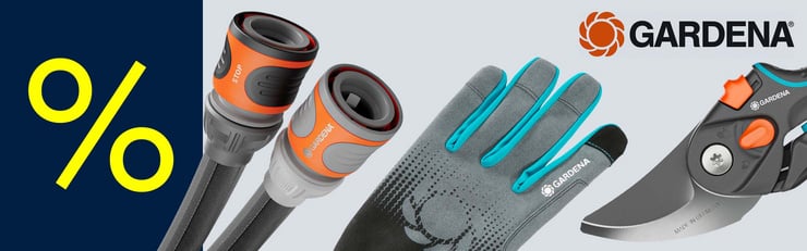 Gardena Banner mit Prozentzeichen sowie Schlauchanschlüssen, Gartenhandschuh und Gartenschere auf hellem Hintergrund.