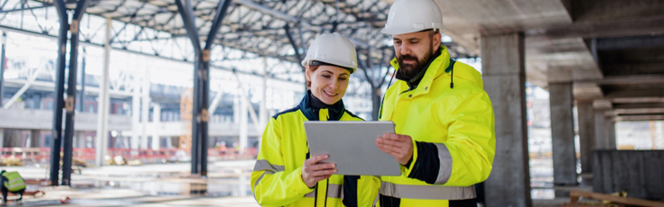 zwei Planer auf einer Baustelle