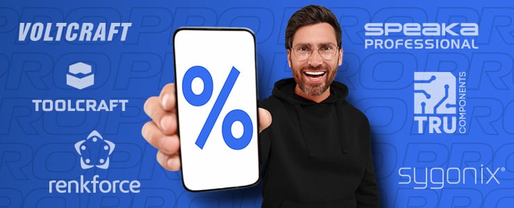 Ein lächelnder Mann mit Brille und schwarzem Kapuzenpullover hält ein Smartphone, dessen weißer Bildschirm ein großes blaues Prozentzeichen zeigt. Im blauen Hintergrund sind die Logos der Conrad Eigenmarken Voltcraft, Toolcraft, renkforce, Speaka Professional, TRU COMPONENTS und sygonix angeordnet.