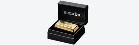 Goldbarren in einer schwarzen Metabo Geschenkbox auf hellem Hintergrund.