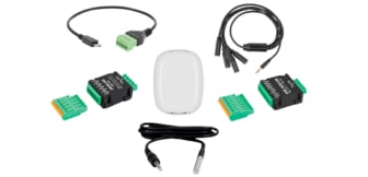Verschiedene elektronische Komponenten, darunter Adaptermodule, Sensorkabel und ein weißes Gehäuse, sind übersichtlich auf einem weißen Hintergrund angeordnet.