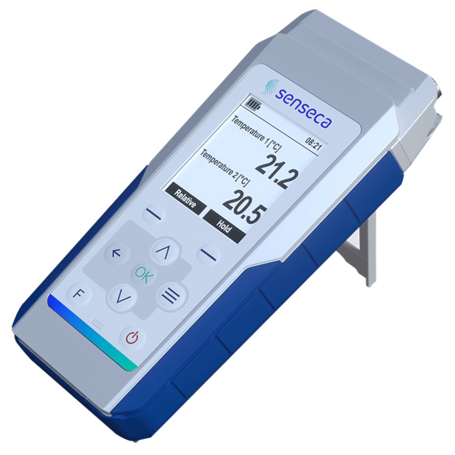 Handheld Senseca Messgerät mit Display, das zwei Temperaturen (21.2°C, 20.5°C) anzeigt und Bedienelemente hat.