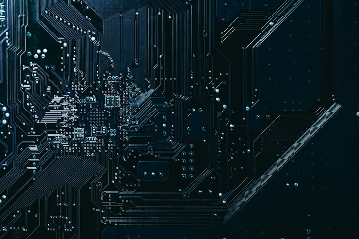 Hochauflösende Detailansicht einer elektronischen Leiterplatte mit dichten Schaltkreisen und präziser Strukturführung