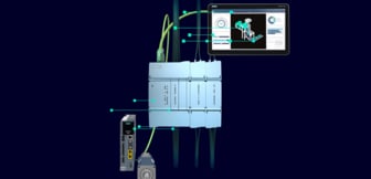  Eine technische Grafik zeigt ein Siemens-Steuerungssystem, das aus einer zentralen Einheit, einem Motorcontroller und einem Bildschirm zur Überwachung verbunden ist.