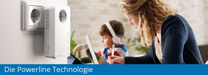 Ein devolo Powerline-Adapter in einer Wandsteckdose im Vordergrund, während im Hintergrund eine Frau und ein Kind konzentriert arbeiten, untertitelt mit „Die Powerline Technologie“.