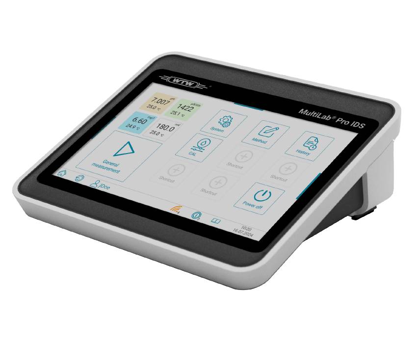 Ein modernes WTW MultiLab Pro IDS Labor-Multiparametermessgerät mit einem großen, angewinkelten Touch-Farbdisplay, das verschiedene Messwerte und Funktionskacheln auf weißem Hintergrund zeigt.
