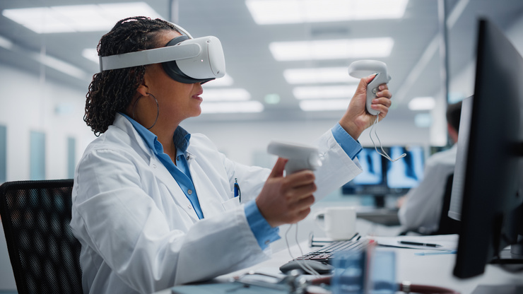 Medizinforscherin mit VR-Brille und Controllern nutzt virtuelle Realität zur Simulation oder Analyse – innovative Anwendung von KI und immersiven Technologien in der Medizin.