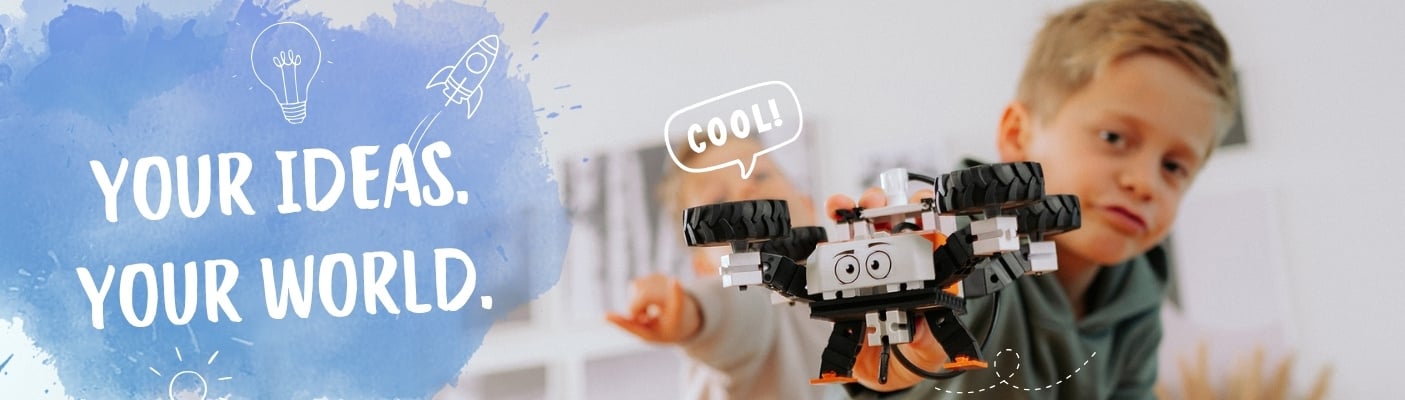 YOUR IDEAS. YOUR WORLD. Zwei Jungen halten ein weißes, schwarzes und orangefarbenes Robotermodell in die Kamera.