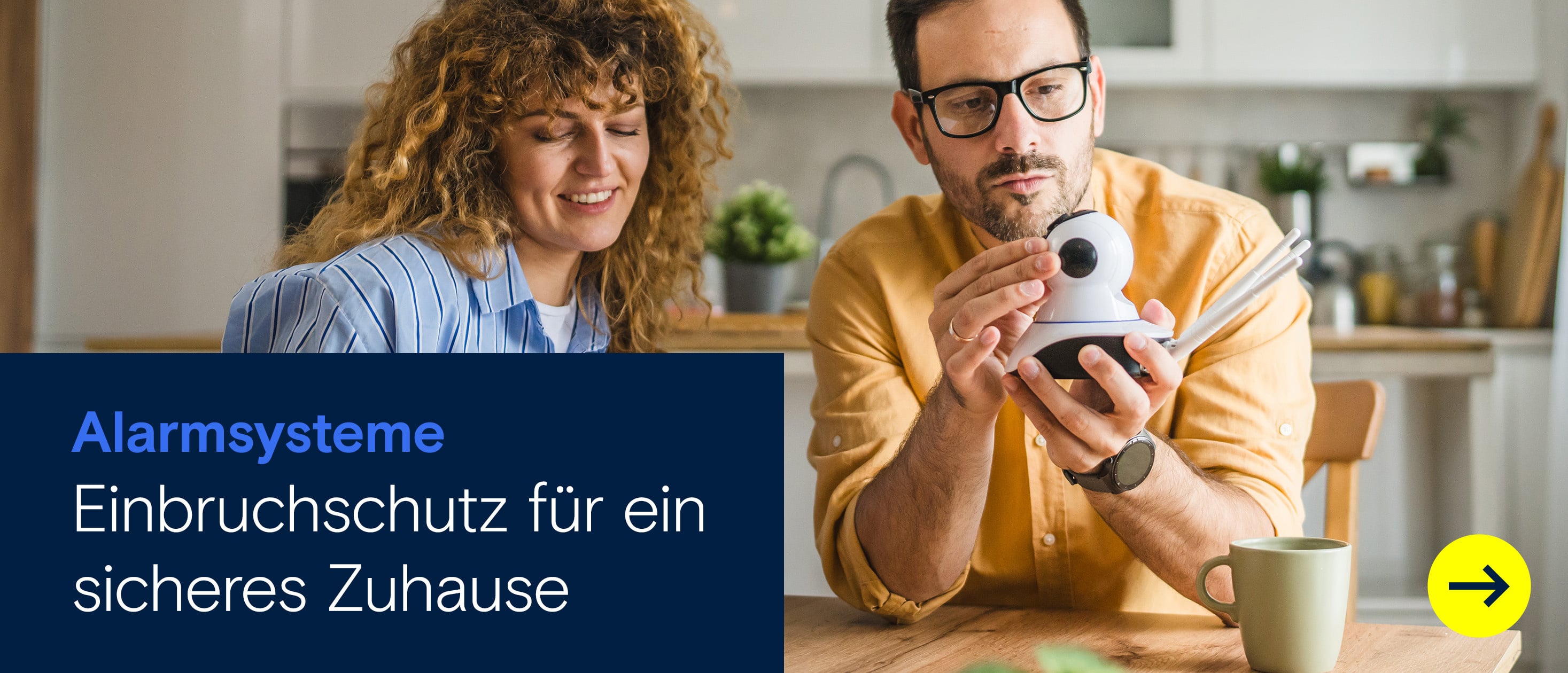 Werbebanner zu Alarmsystemen mit einem Paar beim Einrichten einer Überwachungskamera und dem Text ‚Einbruchschutz für ein sicheres Zuhause‘.