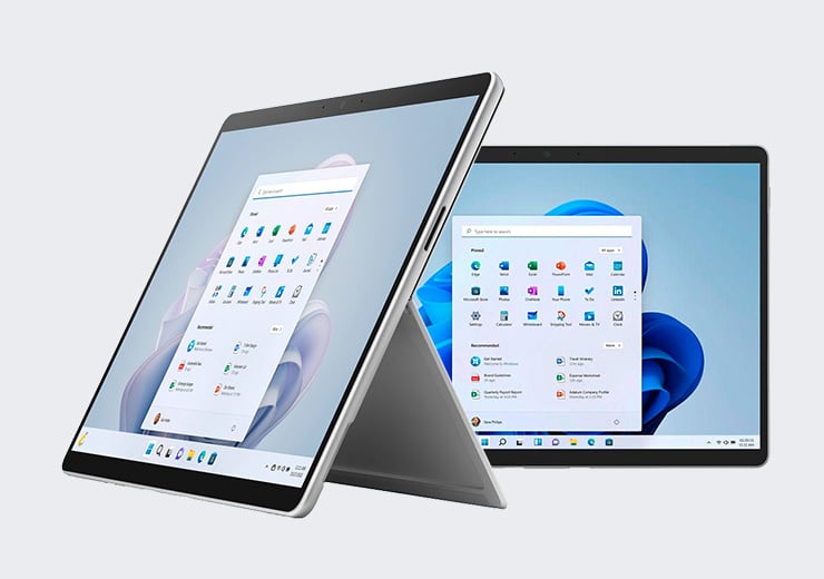 Zwei Microsoft-Surface-Geräte mit Aufstellständer und geöffnetem Windows-Startmenü.