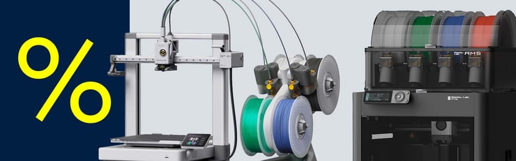 3D-Drucker mit mehreren Filamentrollen und Zubehör vor einem grauen Hintergrund mit gelbem Prozentzeichen.