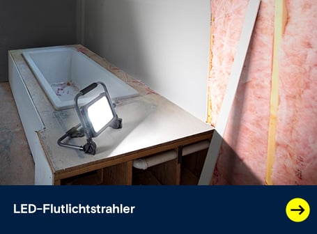 Anwendungsbild eines LED-Flutlichtstrahlers auf einer Baustelle