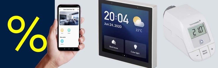 Eine Hand mit einem Smartphone welches ein Smarthome Tablet bedient und einem konfigurierbaren Heizungsregler