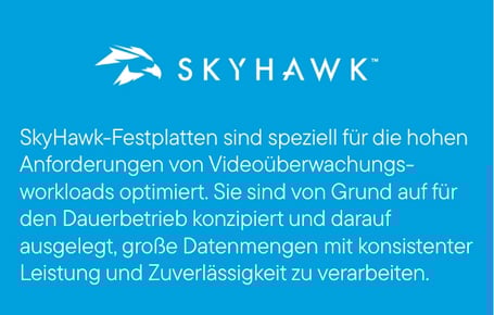  Ein hellblauer Kasten zeigt das weiße SkyHawk-Logo und den Schriftzug oben mittig, darunter einen weißen Fließtext, der beschreibt, dass SkyHawk-Festplatten speziell für die hohen Anforderungen von Videoüberwachungs-Workloads optimiert sind, für den Dauerbetrieb konzipiert und darauf ausgelegt, große Datenmengen mit konsistenter Leistung und Zuverlässigkeit zu verarbeiten.