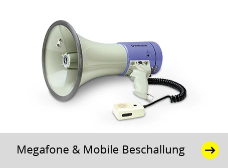 Das Bild zeigt ein hellgraues und blaues Monacor TM-27 Megafon mit einem weißen Griff, einem schwarzen Spiralkabel und einem kleinen, weißen Mikrofon vor einem weißen Hintergrund, unter dem sich ein grauer Balken mit der schwarzen Aufschrift "Megafone & Mobile Beschallung" und einem gelben Pfeil nach rechts befindet.