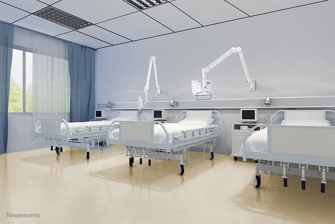 Ein Bild eines Klassenzimmers mit Tischreihen und einem großen Bildschirm.