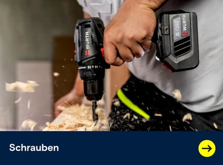  Dieses Teaserbild zeigt eine Nahaufnahme einer Hand, die eine schwarze Würth Akku-Bohrmaschine hält, die gerade in ein Holzbrett schraubt, wobei Späne fliegen, während im unteren Bereich des Bildes ein dunkelblaues Feld mit dem weißen Wort "Schrauben" und einer Weiterleitung mit gelben Pfeil nach rechts.