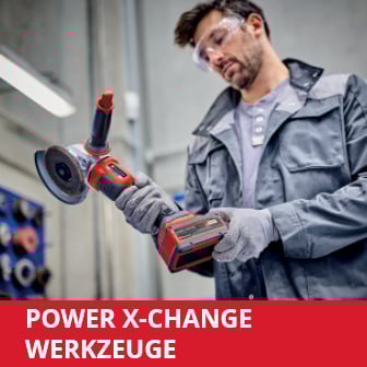  Ein Mann mit Schutzbrille und Handschuhen setzt einen Akku in einen roten Winkelschleifer ein, mit dem roten Schriftzug "POWER X-CHANGE WERKZEUGE" am unteren Bildrand.