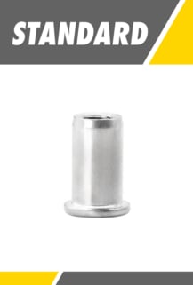 Das Bild zeigt eine einzelne, silberne Standard-Blindnietmutter, die senkrecht ausgerichtet ist, mit dem Wort "STANDARD" im oberen Bereich.