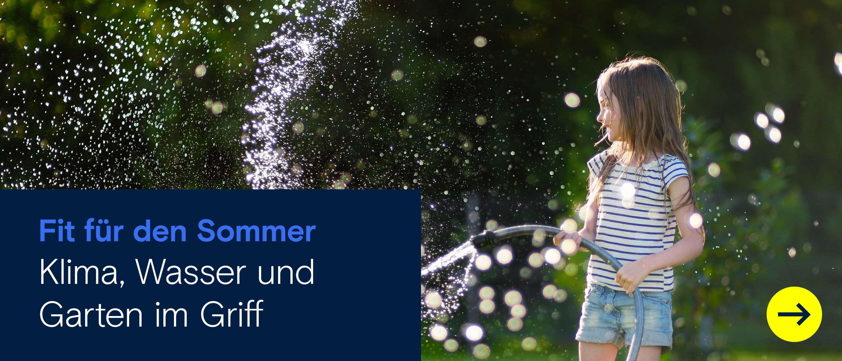 Sommerliche Werbegrafik mit einem Kind beim Bewässern des Gartens und dem Text ‚Fit für den Sommer – Klima, Wasser und Garten im Griff‘.